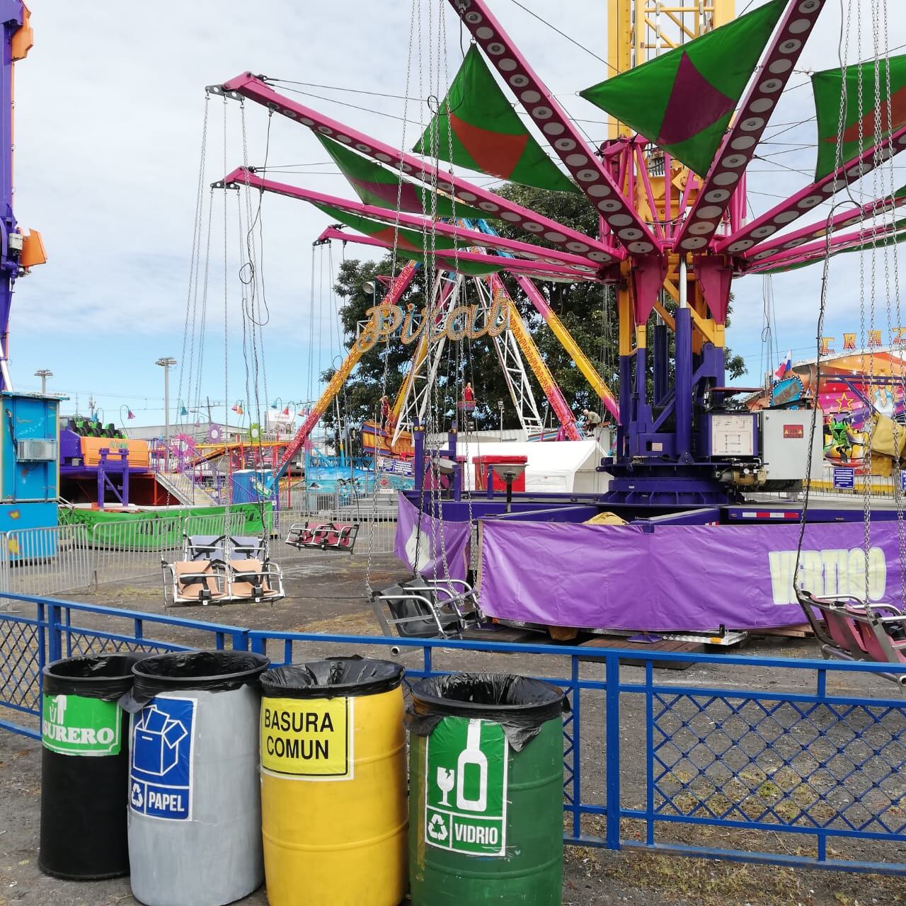 La empresa salvadoreña Play Land Park, armó 16 atracciones mecánicas frente al Registro de la Propiedad, en Curridabat, pero el ministerio de Salud y el de Seguridad Pública no les han dado los permisos, por eso no han podido abrir hasta el 29 de diciembre