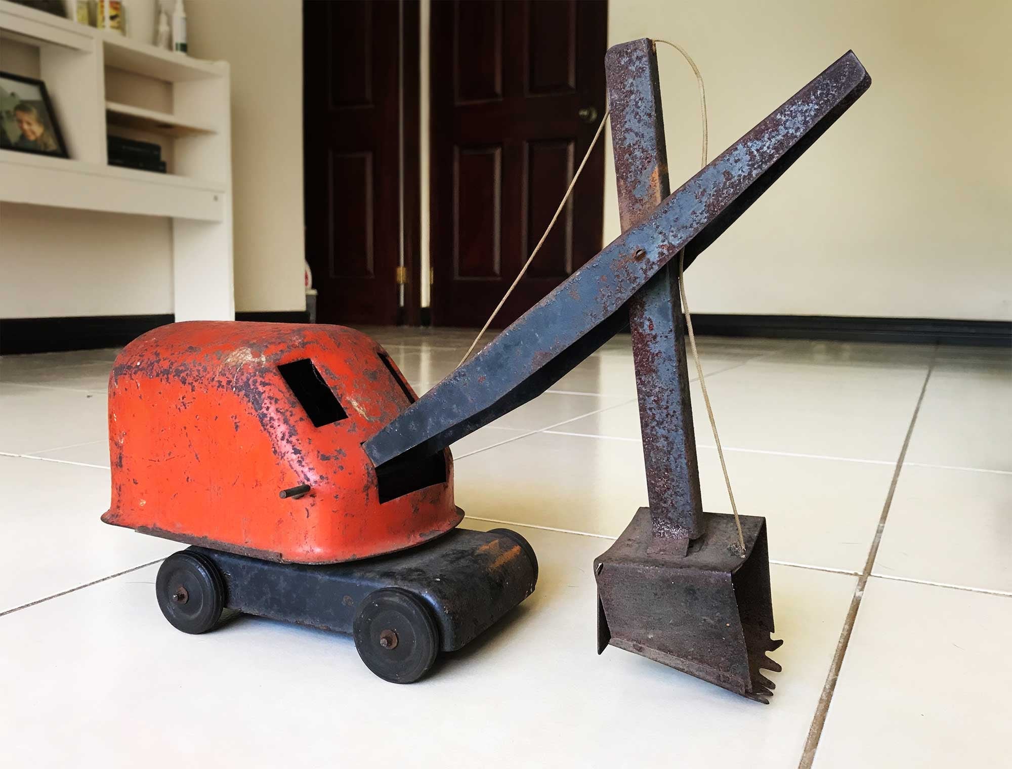 Joaquín Brenes Murillo, quien nació en 1971, colecciona juguetes de antaño. Tiene una página en Facebook que se llama "Vintage Toys Costa Rica".