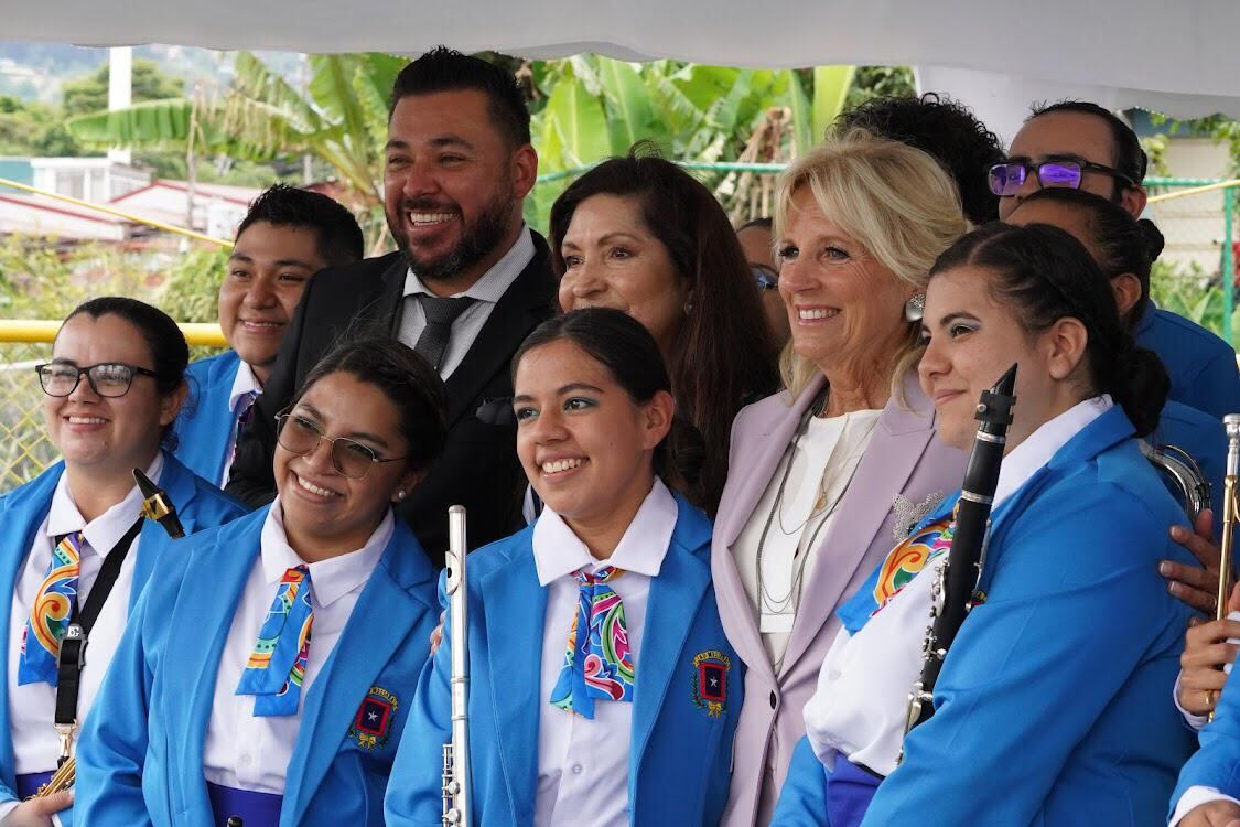 Tayra y Chelsea Burklund Guillén, dos alajueliteñitas de la pura cepa (nacieron y viven en San Josecito), casi no durmieron nada desde el viernes pasado cuando les dijeron que debían preparar una exhibición de su taekwondo para nada menos y nada más que la primera dama de Estados Unidos, doña Jill Biden