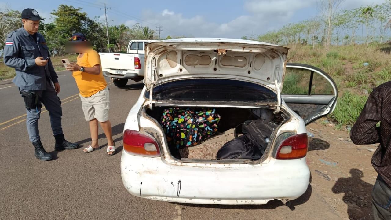 Una costarricense de apellidos Castro Cano fue sorprendida por la Policía Profesional de Migración al ser sospechosa del delito de tráfico ilícito de Migrantes. Foto: Policía de Migración