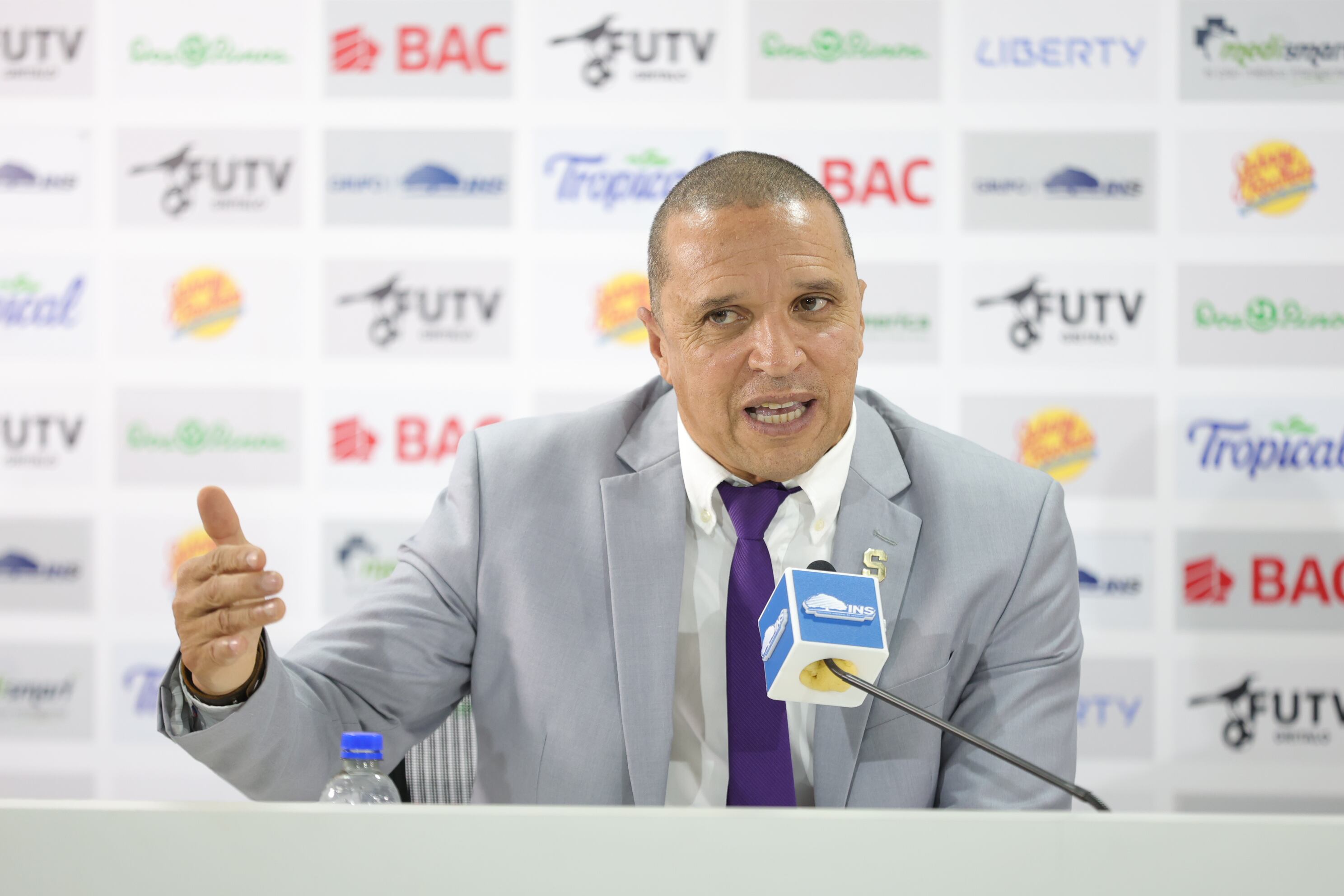 Conferencia de prensa y presentación de Erick Lonis y Mauricio Villalobos en Deportivo Saprissa / Foto John Durán