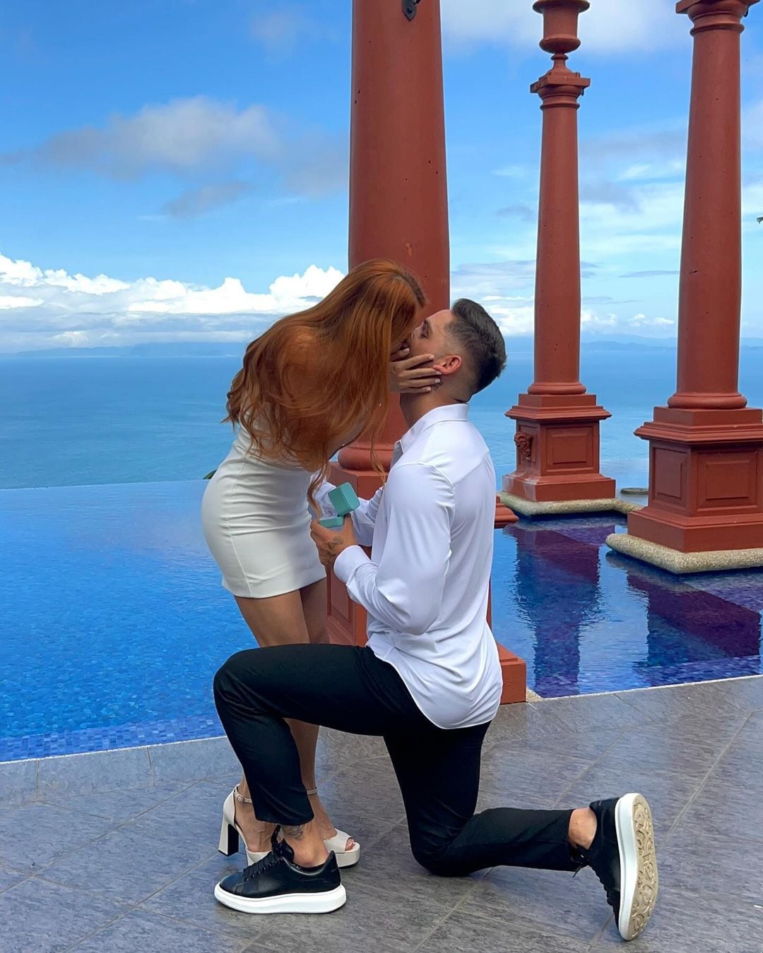 Jonathan Moya y su promedita Joseliine Valverde