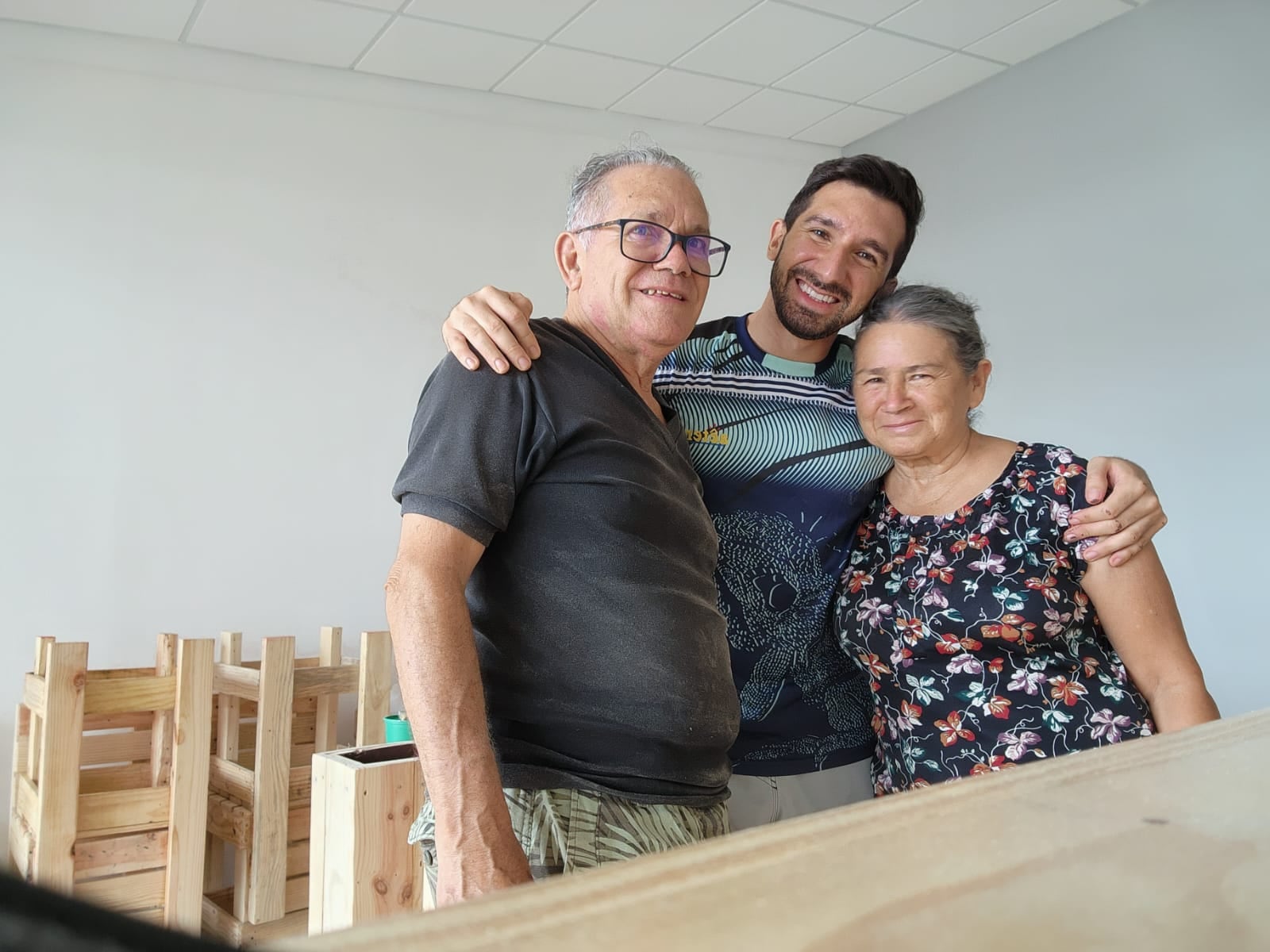 Imágenes del periodista Juan Carlos Zumbado en su cafetería Café Collage. Sale mostrando algunos de los cafés especiales y platillos.
