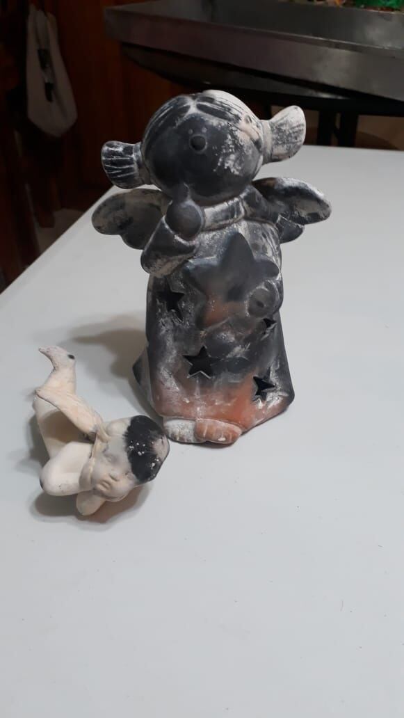 Doña Rosa Agüero perdió su colección de 500 imágenes de angelitos por incendio en su casa. Foto cortesía Rosa Agüero.