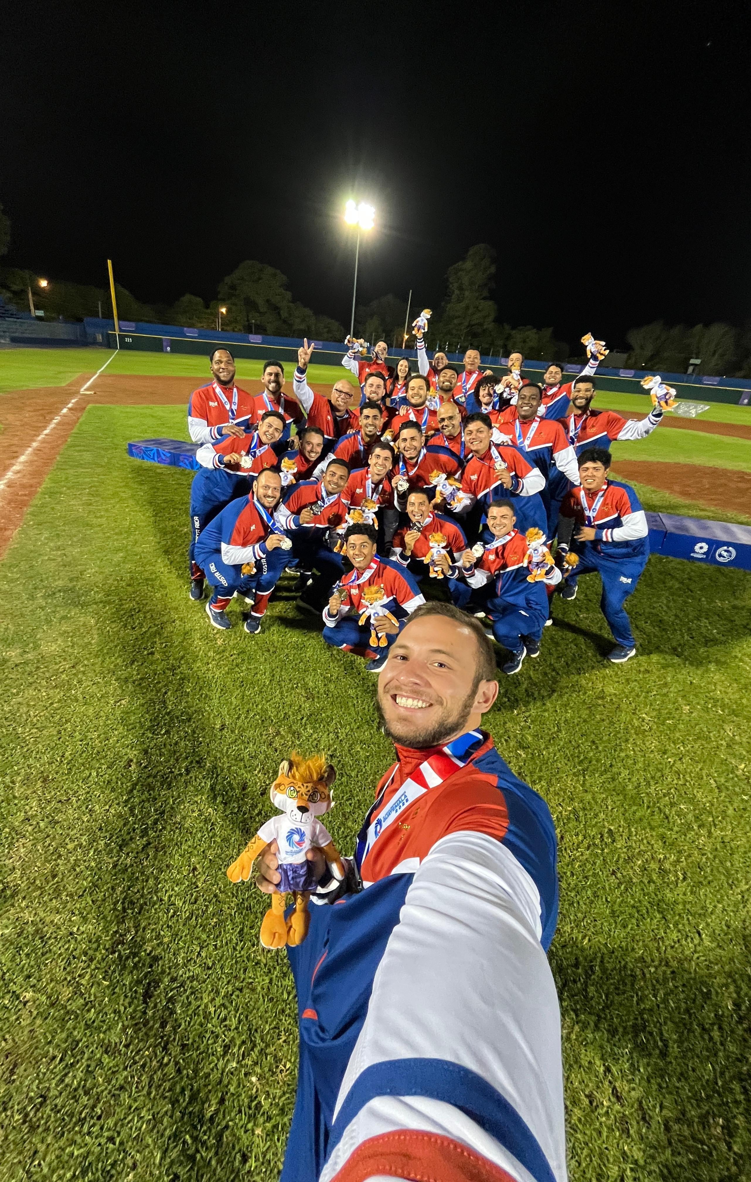 El equipo de baseball que consiguió la medalla de plata para Costa Rica.