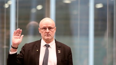 Vicepresidente Stephan Brunner intentó defender de esta forma la póliza que el gobierno quiere contratar