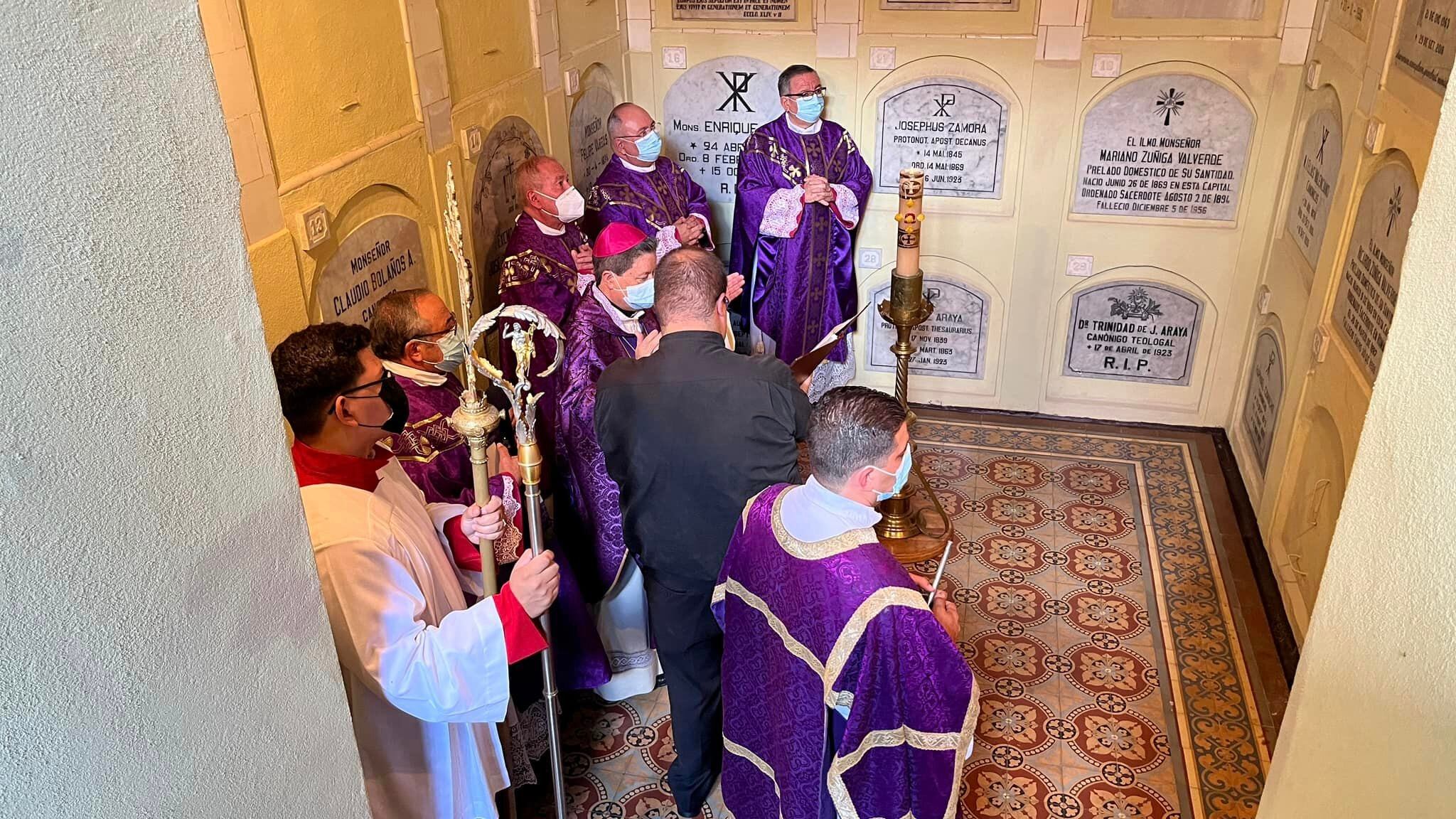 El 2 de noviembre del 2022 significó el regreso de la apertura total de los cementerios, después del cierre total y parcial en 2020 y 2021 por la pandemia. En la foto, monseñor José Rafael Quirós, arzobispo de San José, bendice la cripta de los obispos en la catedral Metropolitana.