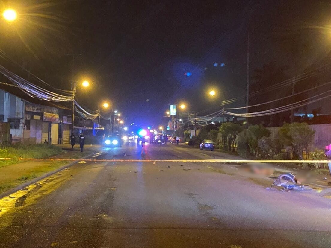 Según el OIJ, al parecer el motociclista se llevó por delante a los tres hombres que caminaban a un lado de la calle. Foto San Clemente Informa.