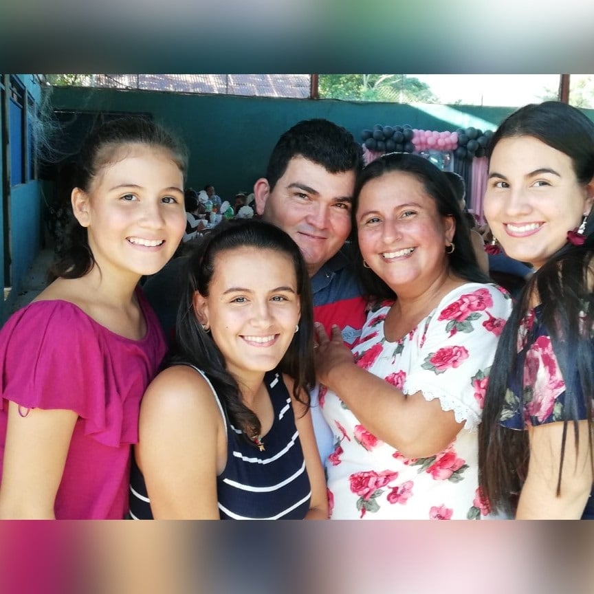 El carro número 10, que manejaba el piloto Erick Bacherer, el copiloto era Marco Carvajal, derrapó en una curva y se fue contra un zacatal, justo donde estaba Paula y una amiguita (Olga Sequeira), atropellándolas a las dos.