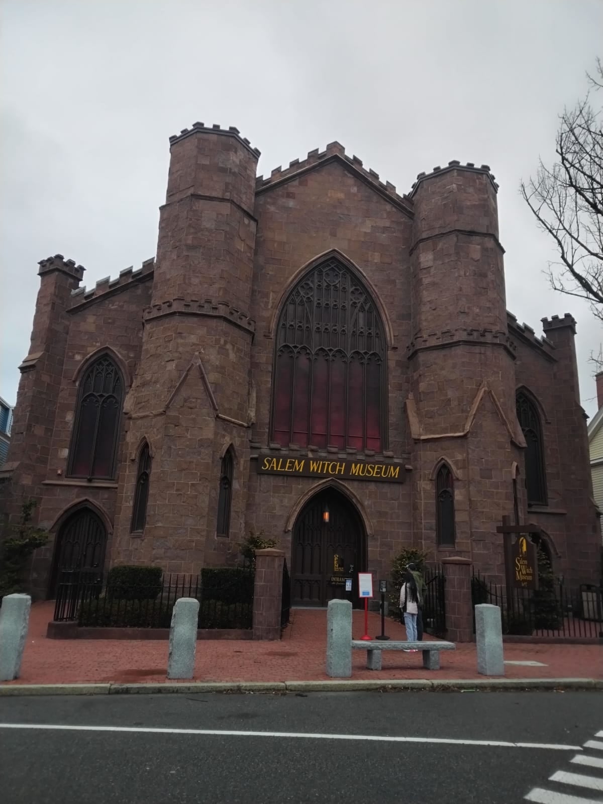 El pasado jueves 7 de marzo, un día después que Liga Deportiva Alajuelense perdiera 4-0 con el New England Revolution por la Concacaf, y antes de irnos al aeropuerto para pasar de Boston a Nueva York, nos la jugamos y ayudados por un tico que vive en Boston, don Eduardo Araya, nos fuimos para Salem, la ciudad más embrujada de todo Estados Unidos y una de las más embrujadas del mundo.