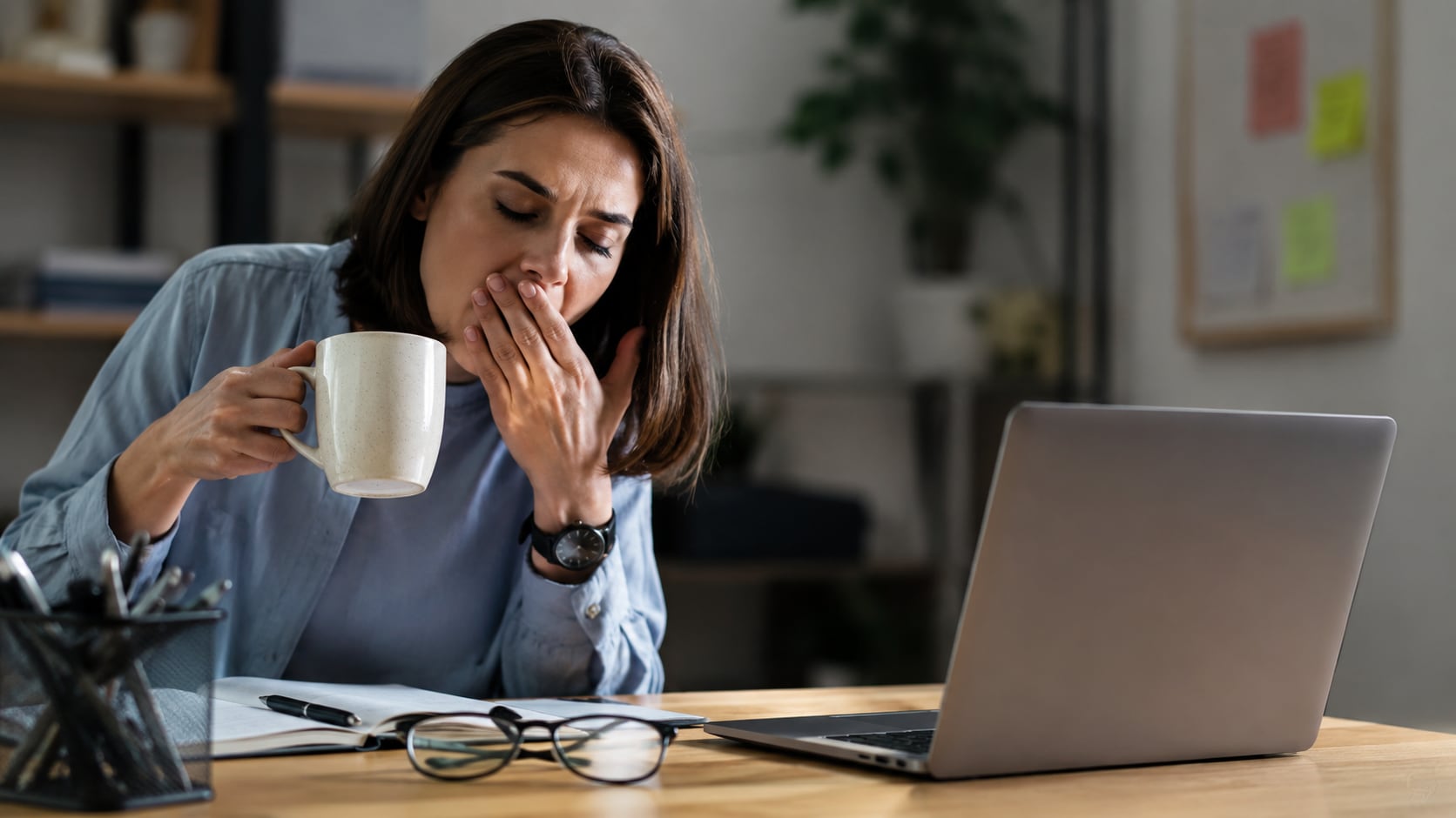 Dormir menos no siempre implica un peor descanso. Un estudio halló que el consumo frecuente de cafeína se relaciona con un sueño más profundo.