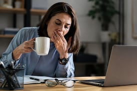 El agotamiento laboral que deja despiertos a miles de ticos: testimonios y cifras que alarman