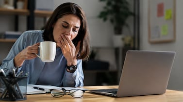 El agotamiento laboral que deja despiertos a miles de ticos: testimonios y cifras que alarman
