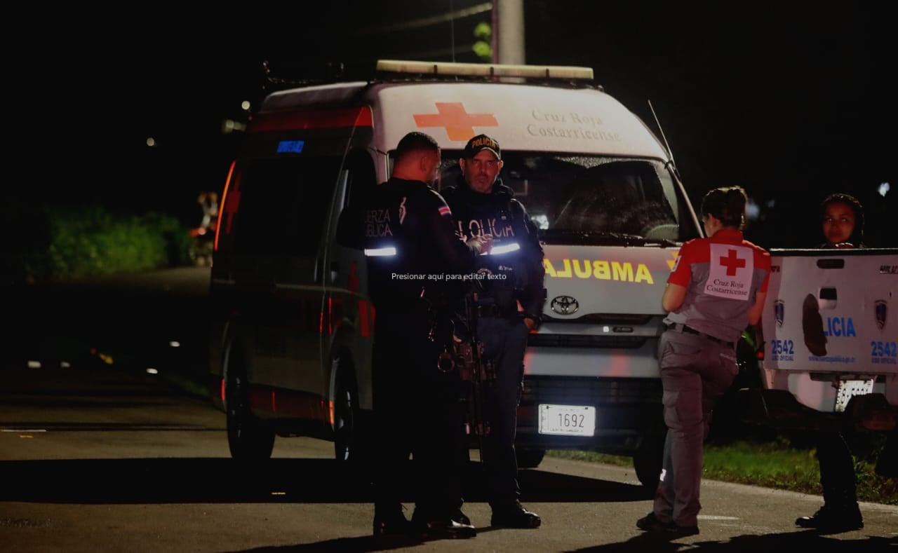 Cruzrojistas y policías de la Fuerza Pública llegaron a la entrada de Boston, Matina, para atender el asesinato a balazos de un muchacho de 23 años. Foto: Reiner Montero.