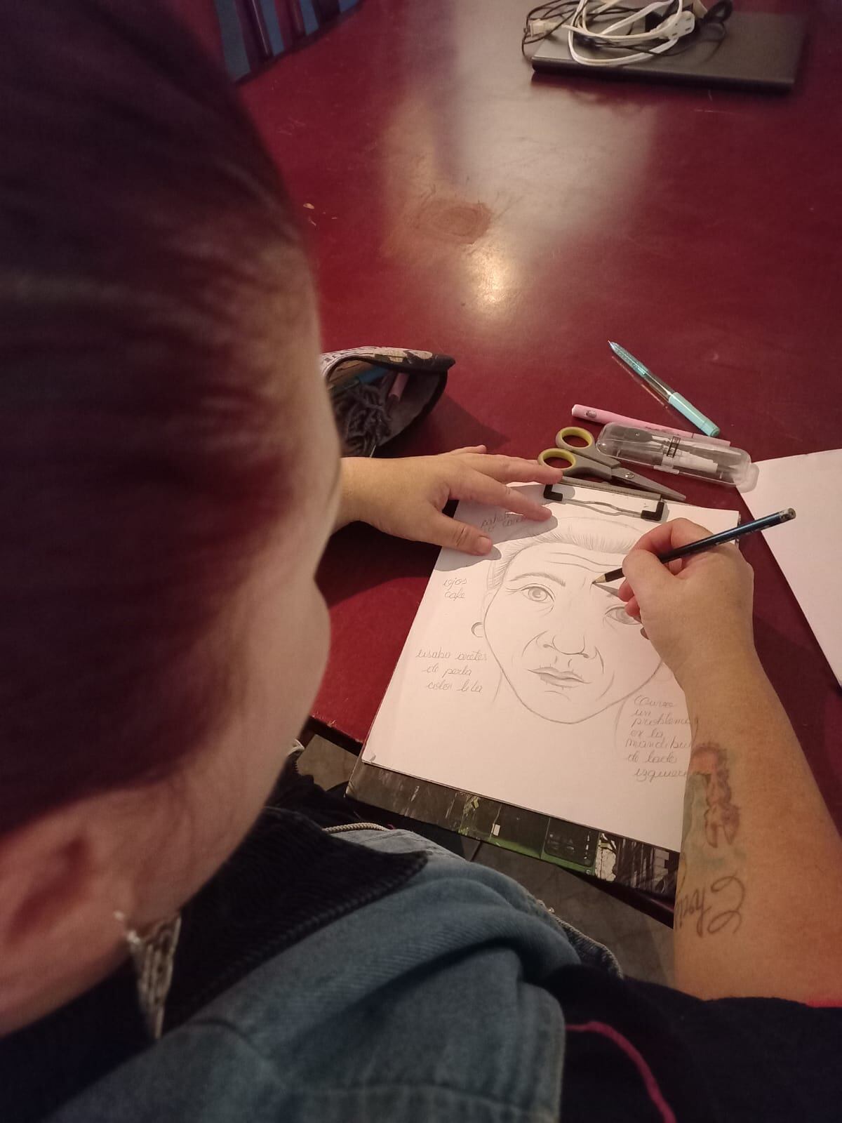 Un joven cartaginés siente la presencia de su abuelita fallecida hace 13 años cada vez que maneja solo su carro y disfruta de su presencia