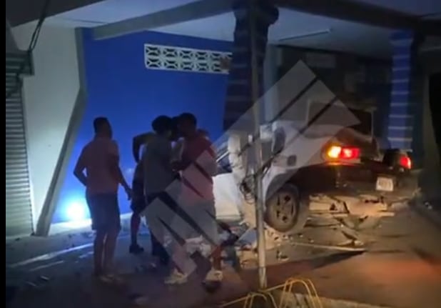 Tras embestir el caballo, el carro se estrelló contra una especie de local. Foto Agencia Nacional de Información.