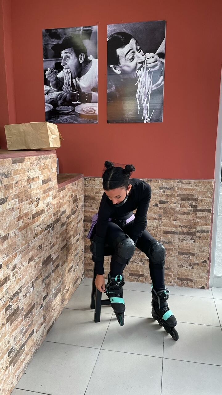Jessica Pereira Barrantes, vecina de Hatillo 2, hace entregas en patines para el restaurante, La cuchara de Enki, que es de novio, Edgardo Busanello y que está en Plaza Madrid en Concepción de Tres Ríos