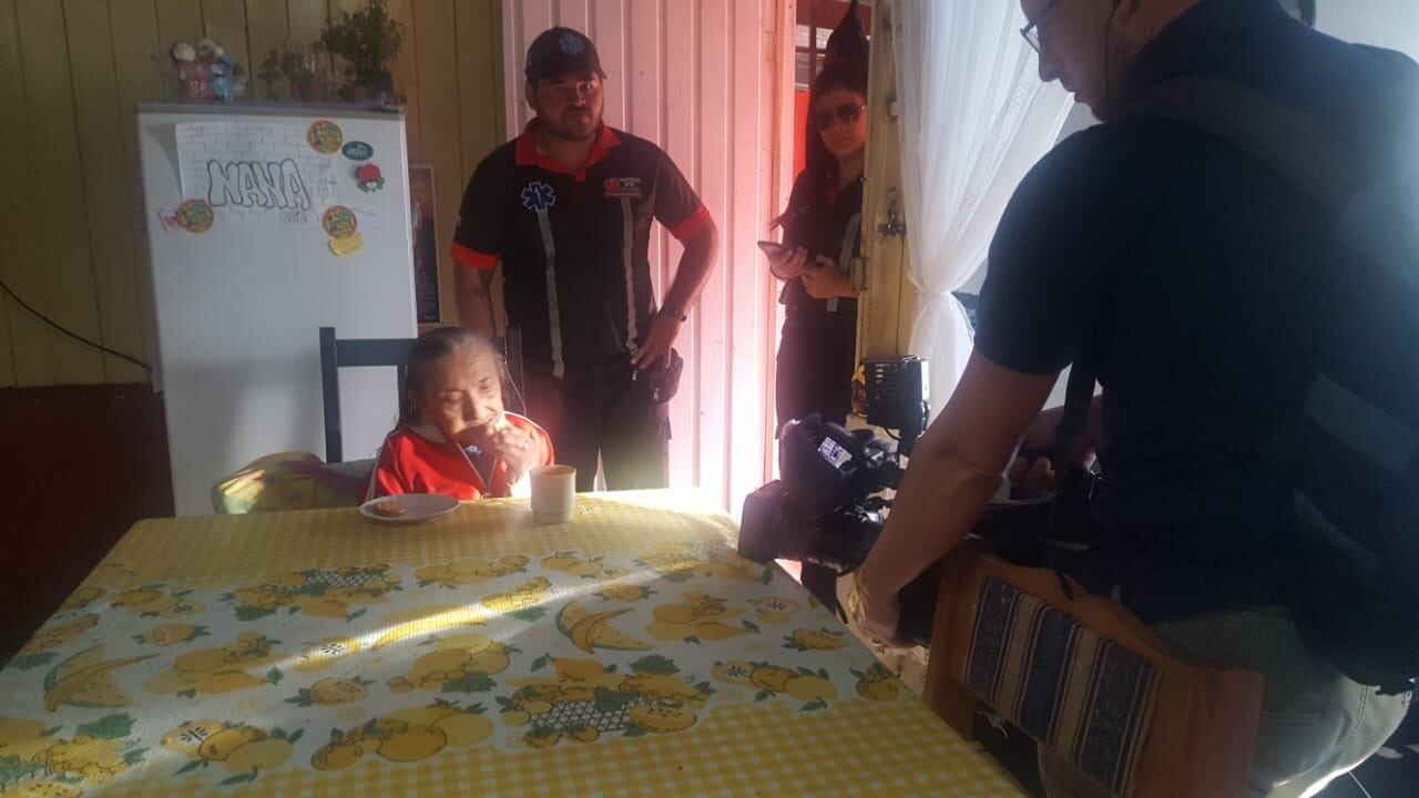 Una ambulancia y un ramo de flores le alegraron la mañana de este lunes 23 de setiembre a doña María Lia Loaiza Martínez, una linda abuelita de 99 años que ya está siendo atendida a cachete en el Hospital Blanco Cervantes.
