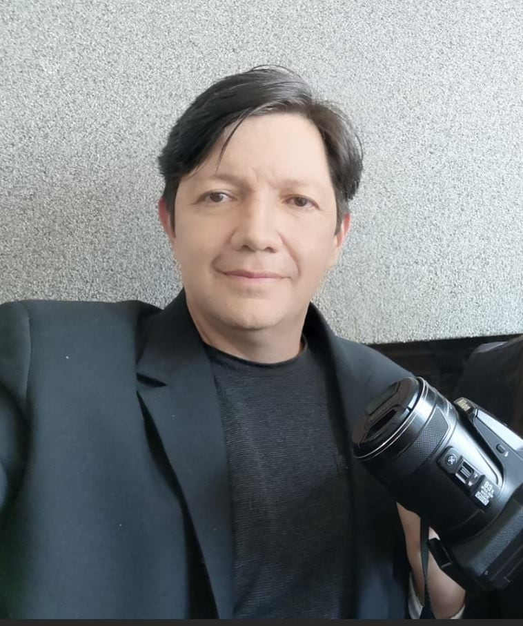 Alejandro Sáenz, arquitecto de profesión y quien tiene más de 30 años de experiencia en el tema ovni, fue quien con su cámara logró el video de una pequeña esfera que es un dron extraterrestre