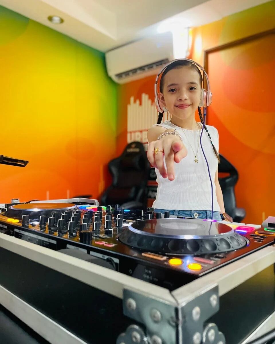 Leylani Jazmín Zeledón Huertas es de Birrisito de Paraíso en Cartago, tiene 11 años y desde los 7 aprendió a mezclar música por eso es DJ Jaz “La Princesa del Dancehall”.