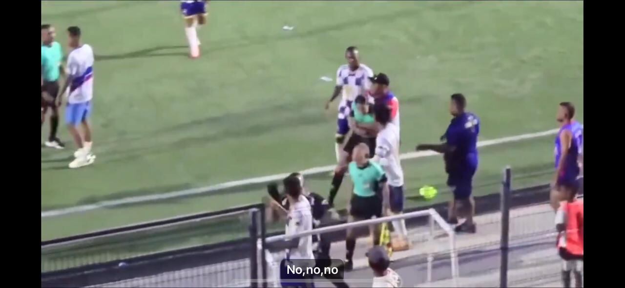 La árbitra Vanessa Ceballos fue agredida en Colombia por un futbolista.