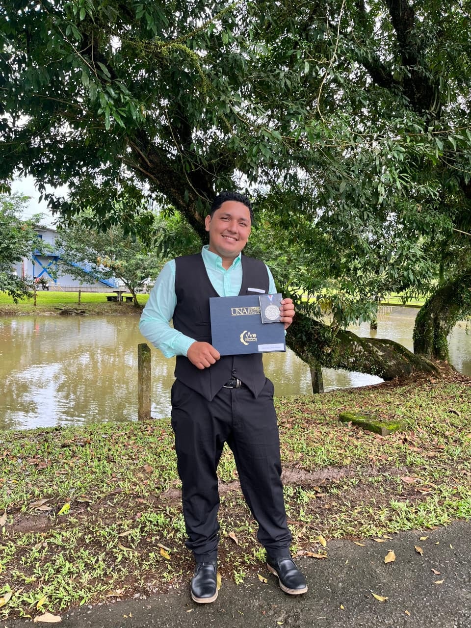 José Ismael Urbina a los seis años migró desde Nicaragua junto a su familia en busca de oportunidades; hoy, a sus 23 años, cursa Educación Comercial en la UNA y fue distinguido como Estudiante Modelo por su liderazgo y compromiso social