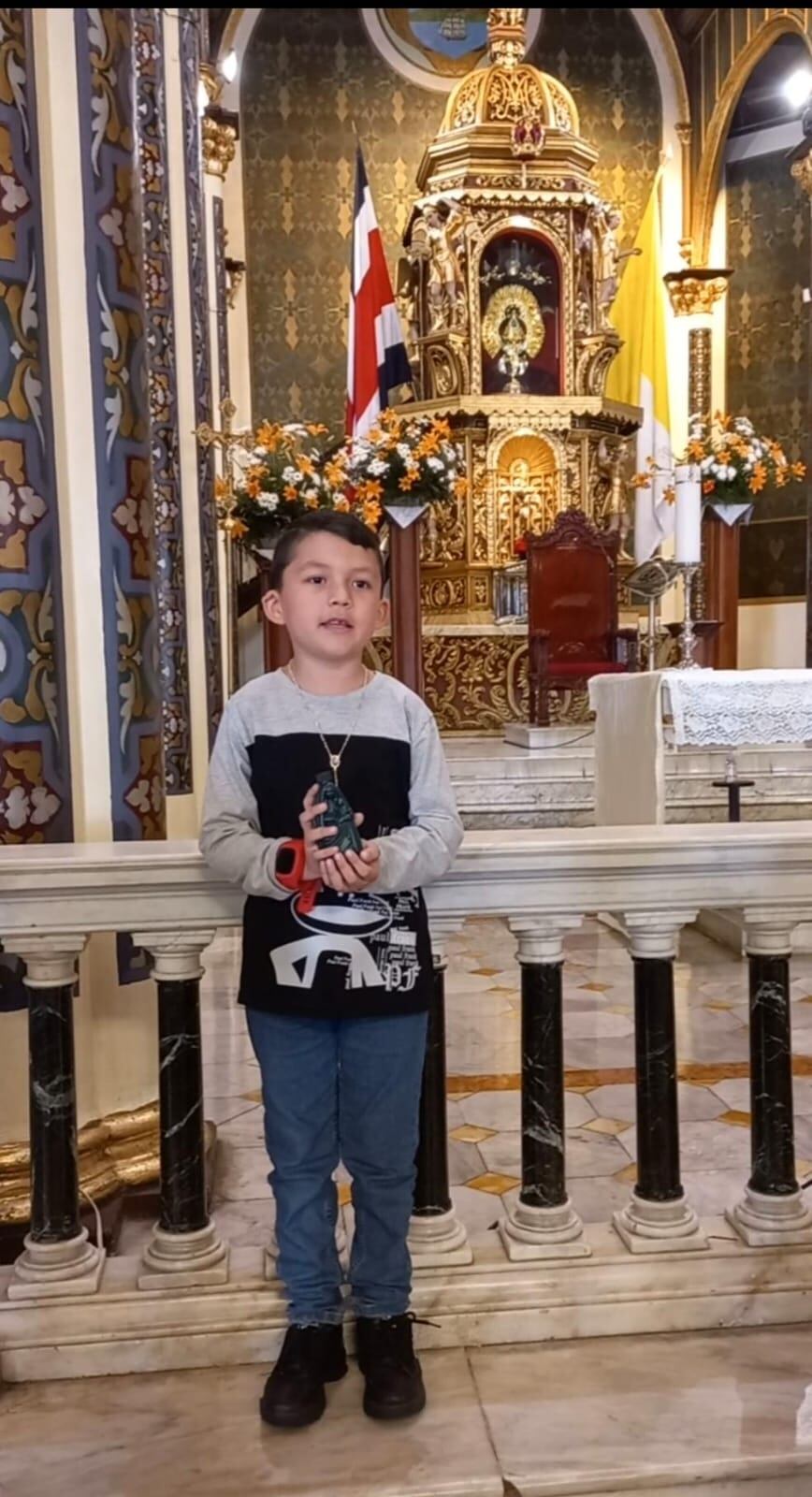 Mientras otros niños de su edad sueñan con ser futbolistas, policías o astronautas, Saúl Víquez Castillo, de apenas 7 añitos, sueña con cantarle toda la vida a la Negrita de los Ángeles.