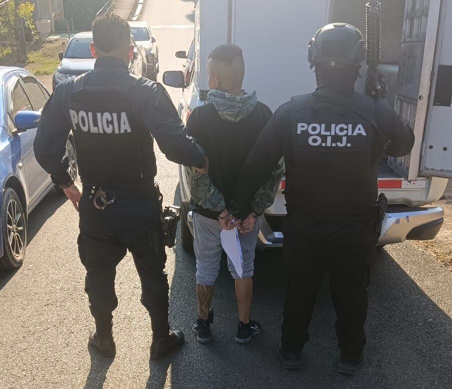 Los agentes del OIJ allanaron la casa de uno de los sospechosos. Foto: OIJ