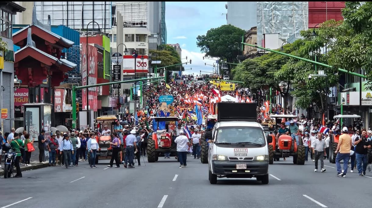 Manifestación de diversos factores contra el gobierno