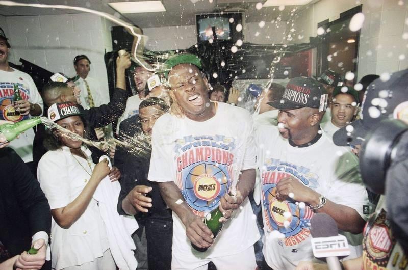 Carl Herrera fue campeón de la NBA con los Houston Rockets.