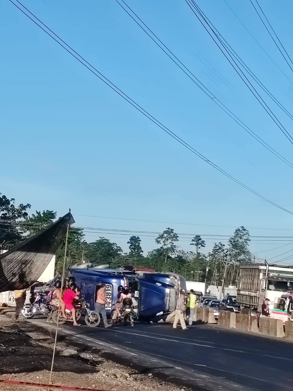 El exceso de velocidad pudo haber sido la causa del vuelco de un tráiler que cobró la vida de dos trabajadores en Limón 2000, sobre la ruta 32. Foto: Rutas Nacionales Costa Rica