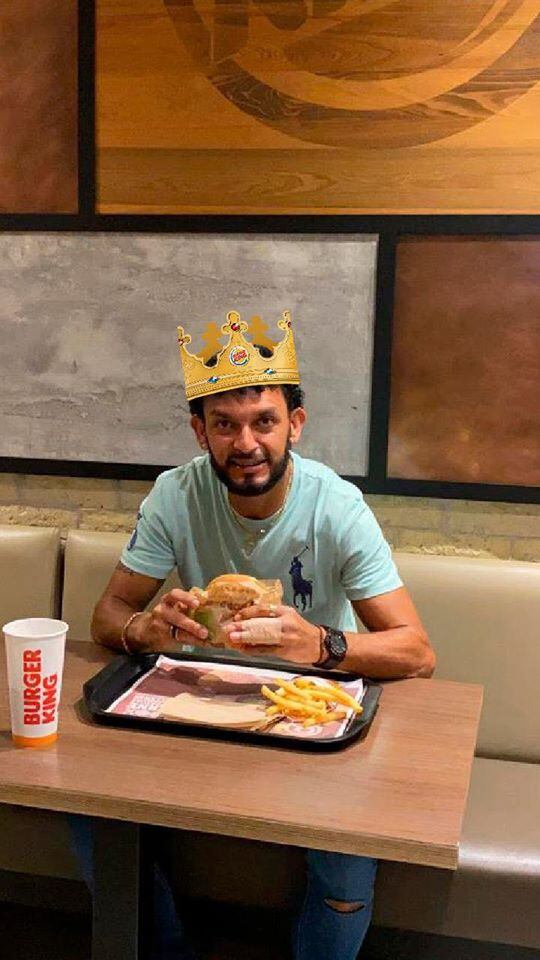 Michael Barrantes comiendo en Burger King