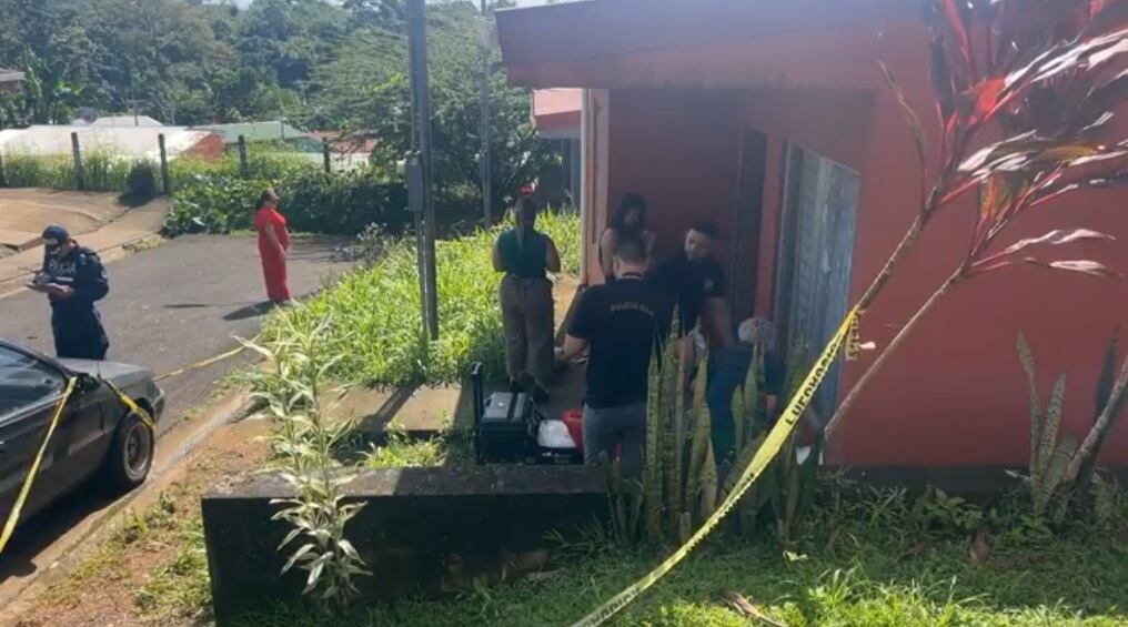 El cuerpo de la muchacha fue encontrado la mañana de este lunes dentro de su casa. Foto Allan Jara.