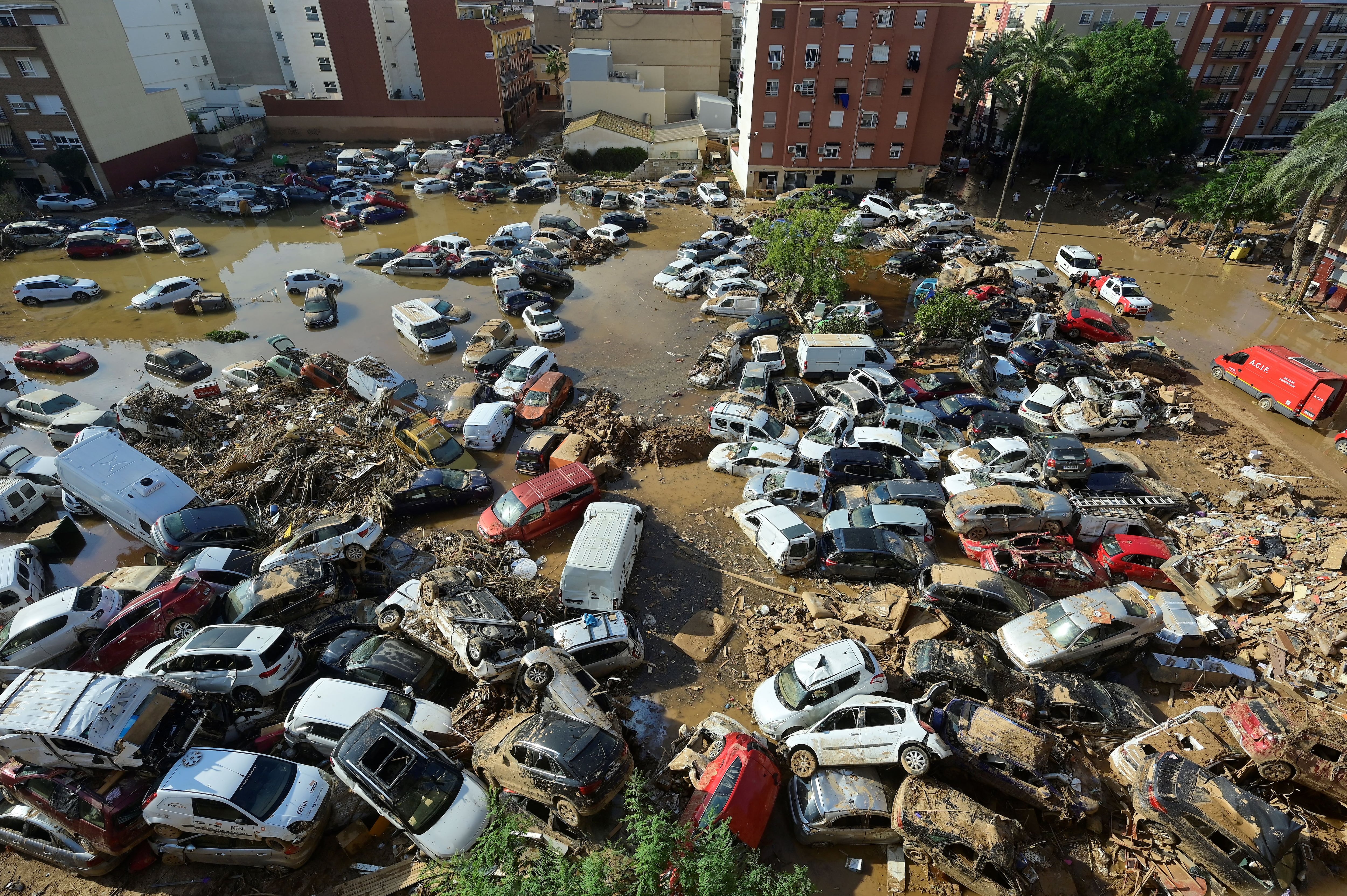 Autos acumulados en Paiporta, Valencia, tras las devastadoras inundaciones producto de una DANA. Foto: AFP