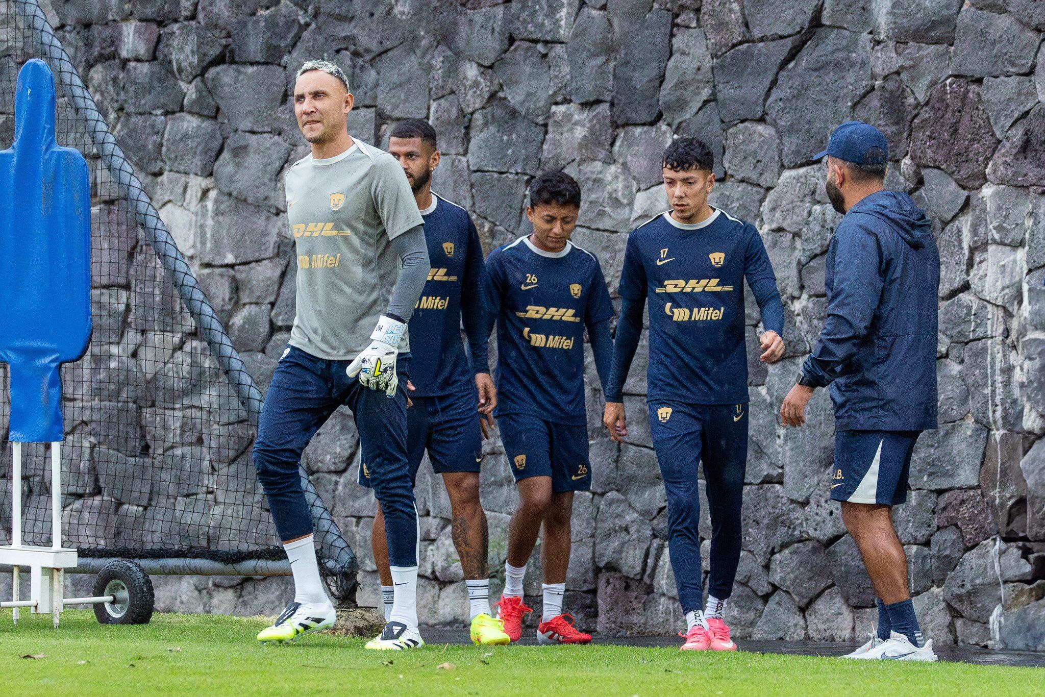 Keylor Navas en las canchas de entrenamiento de Pumas de México, club al que llegó hace un mes.