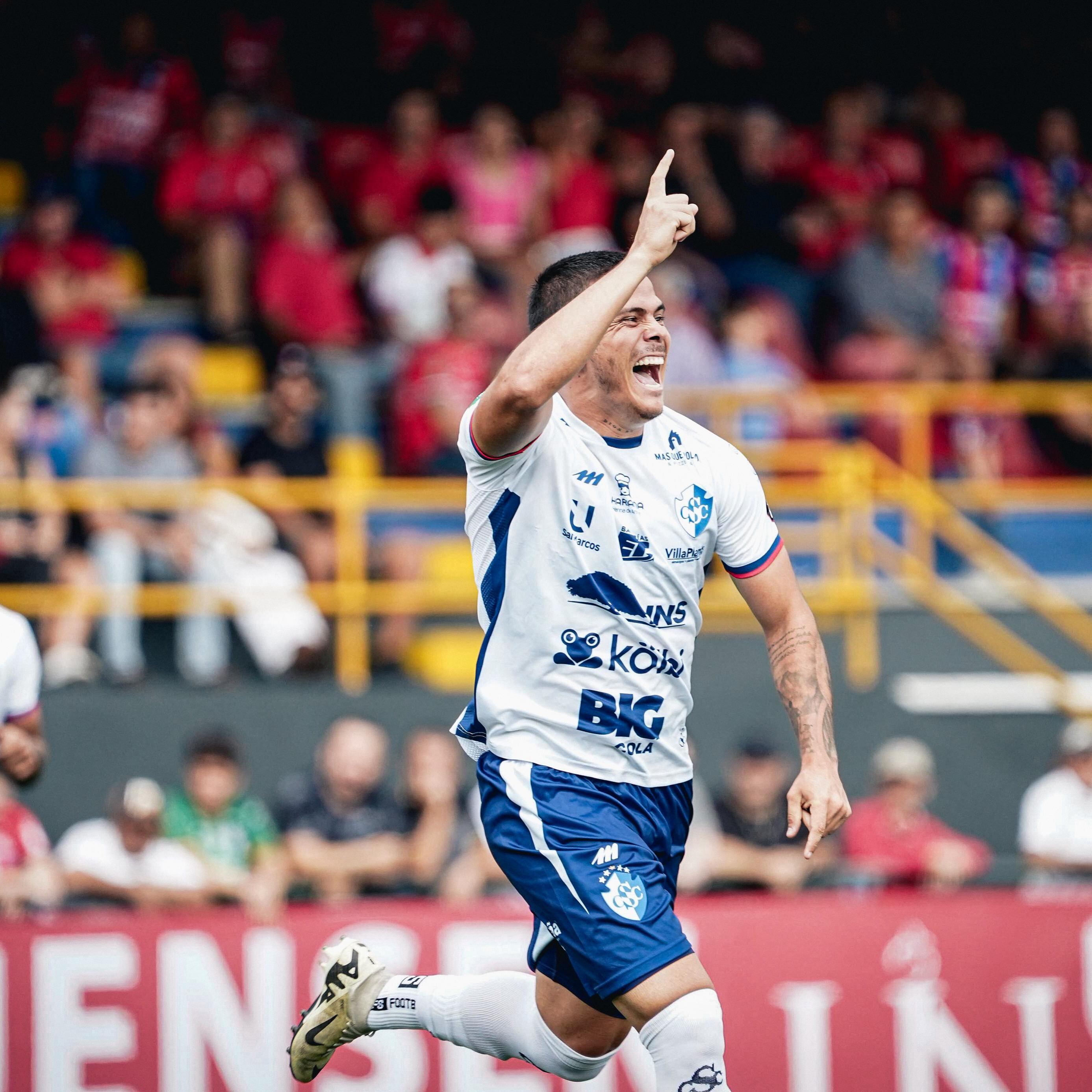 Cartaginés derrotó 2-1 a San Carlos en el estadio Carlos Ugalde.