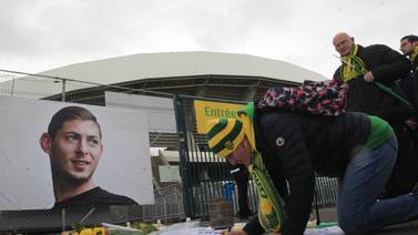 Aficionados del Nantes rinden tributo a Emiliano Sala 