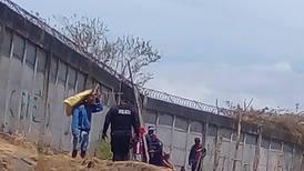 Policía sacó a 30 familias que invadieron propiedad pública en La Carpio 