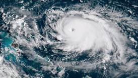 Huracán Dorian azota Bahamas con vientos de 250 kilómetros por hora