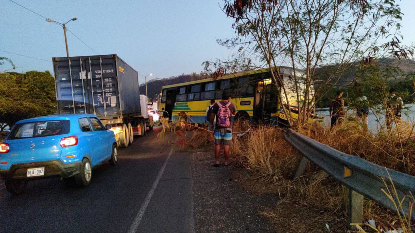 Tras el violento choque, el bus se salió de la carretera. Foto cortesía.