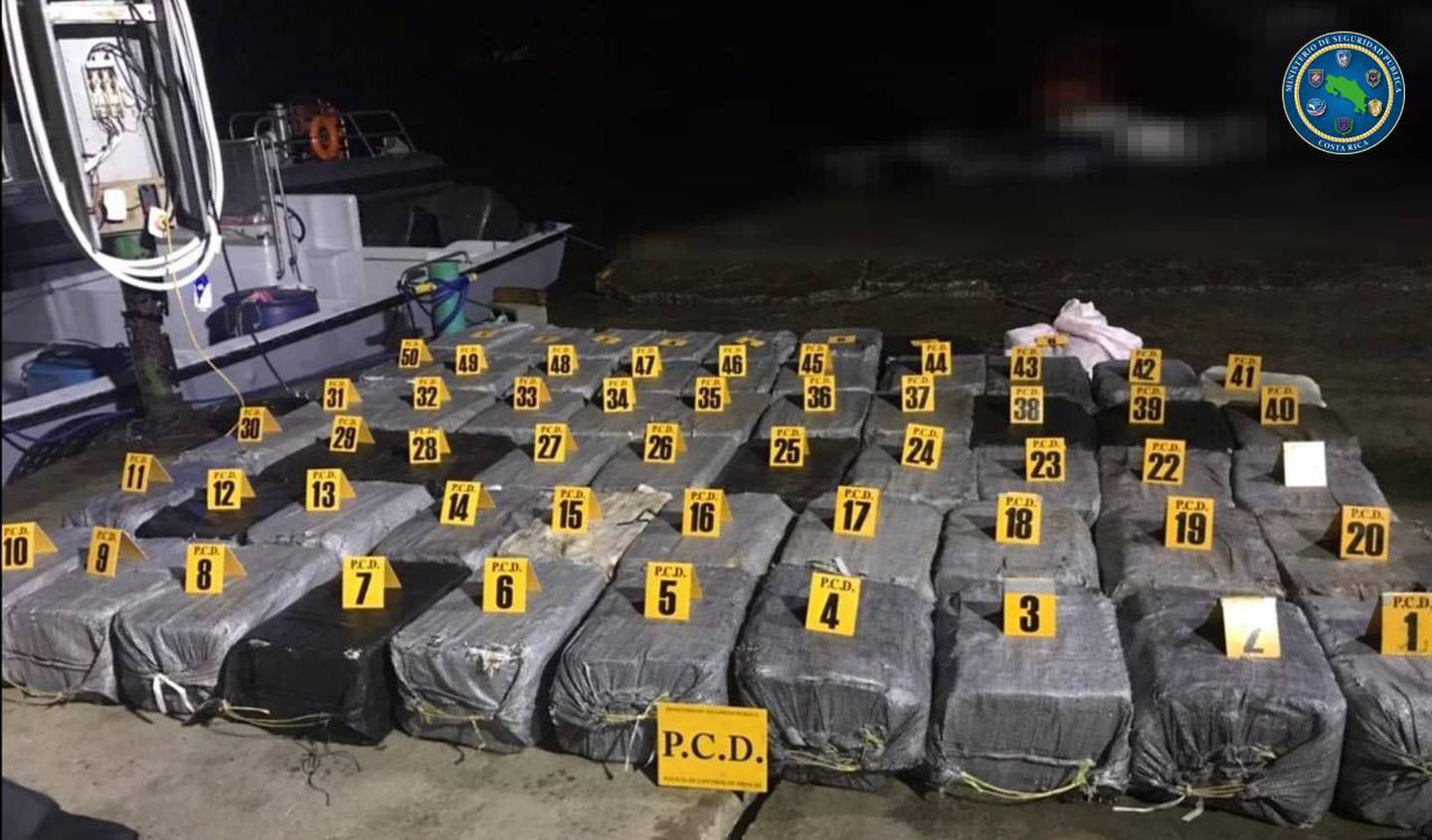 Detienen a dos costarricenses y dos colombianos sospechosos de transportar 1441 paquetes de cocaína en lancha. Foto MSP.