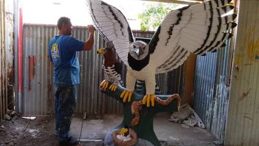 Escultor nicaragüense la pulsea en Costa Rica a punta de talento
