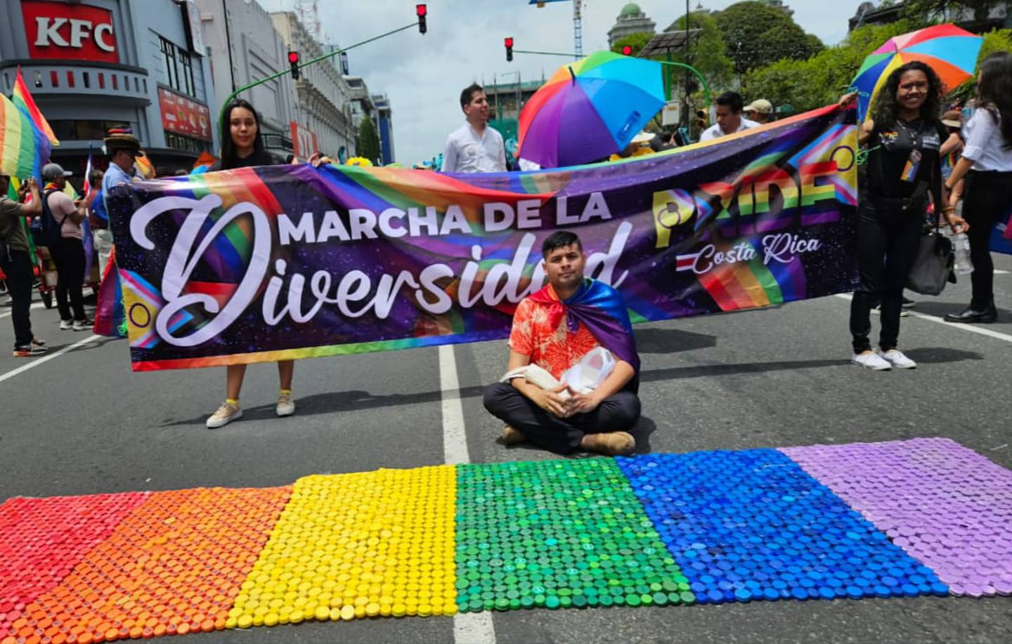 Enrique Martínez es un nicaragüense que llegó a Costa Rica en el 2018. Es integrante de la comunidad LGTBIQ y conversamos con él el pasado domingo 25 de junio, en medio de la Marcha de la Diversidad 2023. “Es la cuarta marcha en la que participó