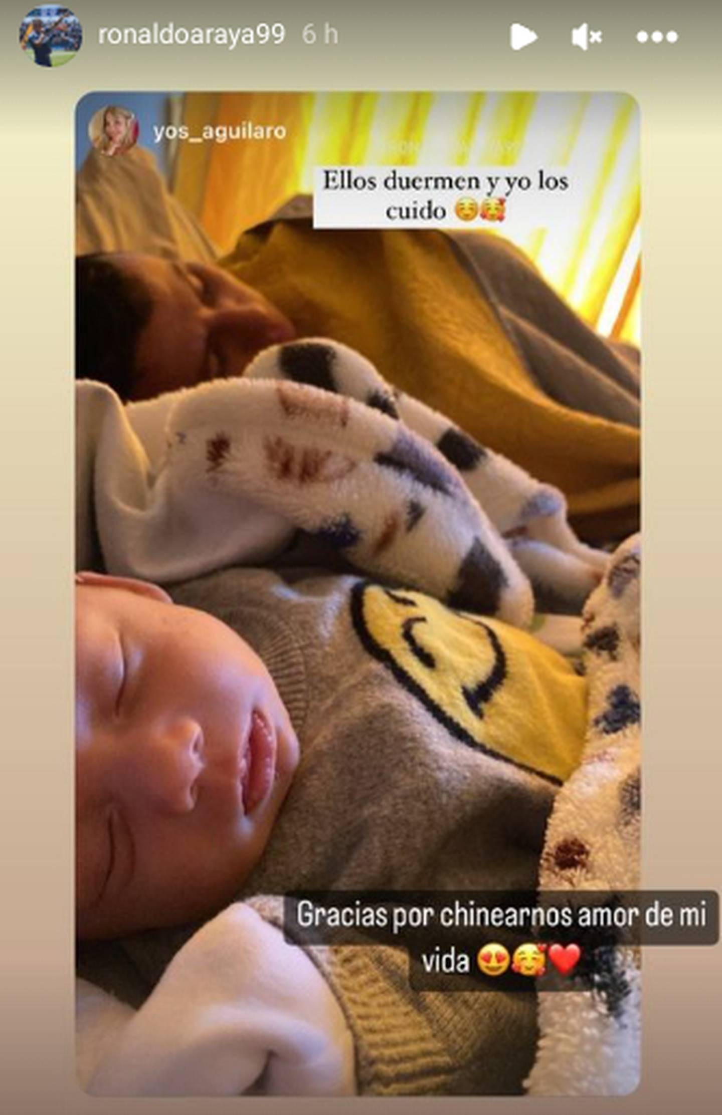 Luis Ronaldo Araya con su bebito Mariano. Instagram.