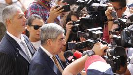 Óscar Arias sí puede salir del país, pero ya había entregado sus pasaportes