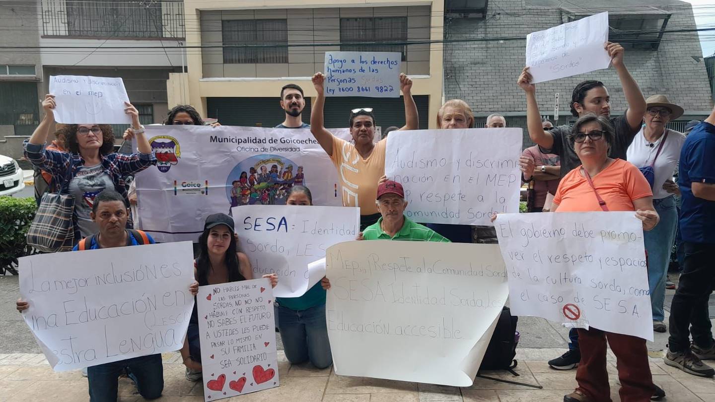 Estudiantes sordos protestaron  a la ministra de Educación, Anna Katharina Müller Castro, por el anuncio del cierre del Servicio Educativo de Sordos Adultos (SESA).