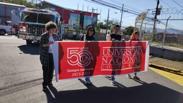 ¡Universitarios por media calle! Universidad Nacional celebra sus 50 años