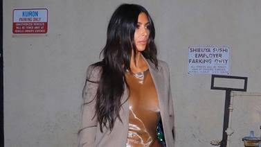 Kim Kardashian alborota las redes con un vestido transparente