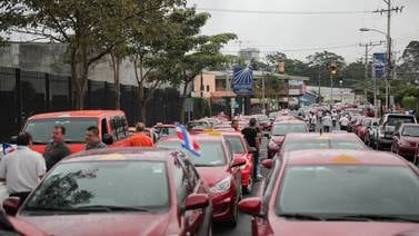 Taxistas esperan que Gobierno cree y les dé aplicación que compita con Uber