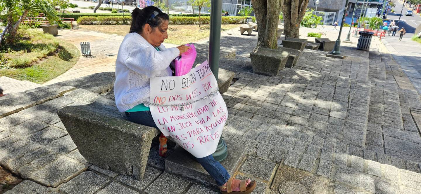 María Cecilia Rodríguez Bustos es una adulta mayor de 67 años que este miércoles se encadenó a un poste en las afueras de la Asamblea Legislativa para suplicar que la dejen trabajar.
